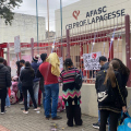 Pais formam fila para cadastrar crianças em creche durante greve da Afasc