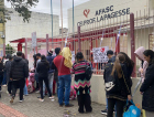 Pais formam fila para cadastrar crianças em creche durante greve da Afasc