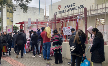 Pais formam fila para cadastrar crianças em creche durante greve da Afasc