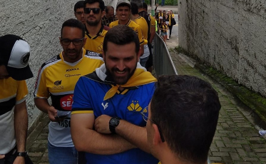 Fila na entrada da torcida visitante no Estádio Augusto Bauer (VÍDEO)