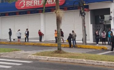Mais um dia de filas. Bancários 