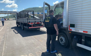 Auditores da Secretaria da Fazenda fiscalizam transporte de mercadorias em Florianópolis