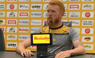 Foguinho reclama dos pênaltis contra o Criciúma e fala em manter a “cabeça boa”