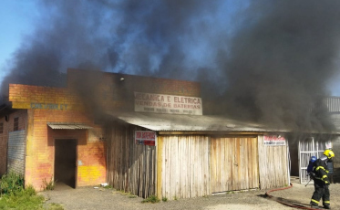 Estabelecimento comercial pega fogo em Siderópolis