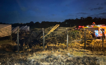 Incêndio em depósito de postes da Celesc mobiliza bombeiros em Criciúma