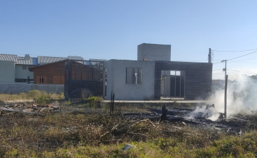 Casa de madeira pega fogo em Balneário Gaivota