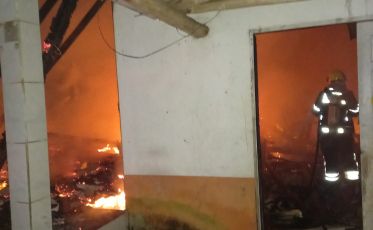 Casa é atingida por incêndio em Içara