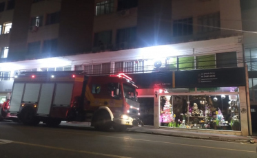 Apartamento pega fogo no oitavo andar e homem é resgatado no Centro de Criciúma