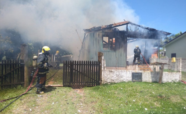 Residência é atingida por incêndio no Pedro Zanivan