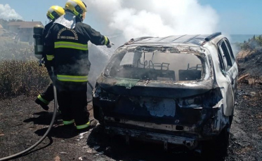 Fogo em lixo se espalha e atinge carro