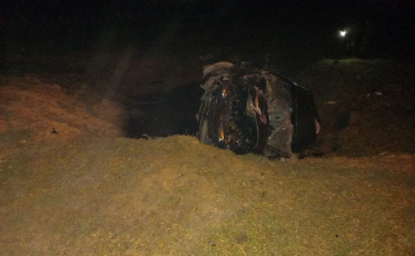 Veículo furtado pega fogo após condutor capotar durante fuga da PM