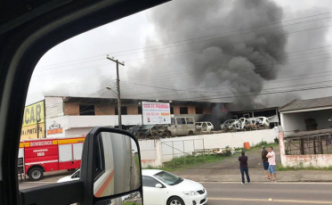 Incêndio atinge ferro velho em Sombrio