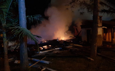 Incêndio destrói casa em Passo de Torres 