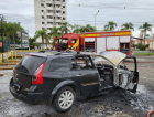 Carro pega fogo em posto de combustível na Avenida Centenário