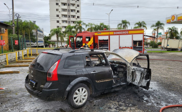 Carro pega fogo em posto de combustível na Avenida Centenário