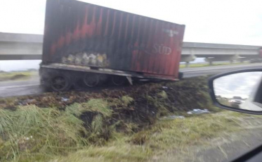 Caminhão pega fogo na BR