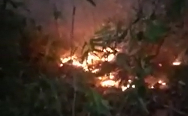 Fogo em vegetação é registrado ao lado da Barragem (VÍDEO)