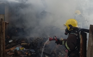 Residência pega fogo e mobiliza bombeiros em Urussanga