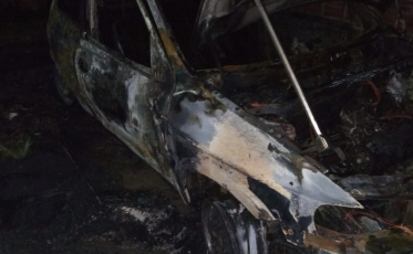 Laguna: motorista deixa cigarro cair e carro pega fogo