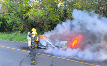 Carro pega fogo em Criciúma