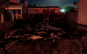 Balneário Gaivota: casa de madeira é destruída por incêndio