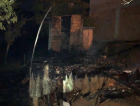 Armazém: casa de madeira fica destruída após incêndio