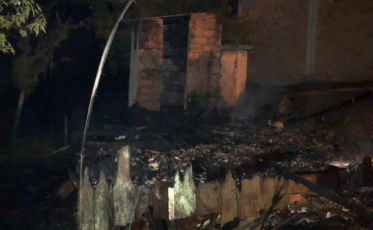 Armazém: casa de madeira fica destruída após incêndio