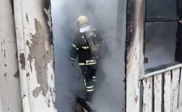 Bombeiros combatem incêndio em casa de madeira no Centro de Morro da Fumaça
