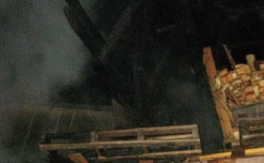 Bombeiros combatem incêndio em cerâmica em Morro da Fumaça