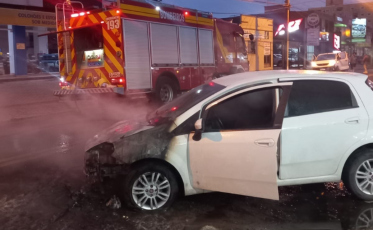Veículo pega fogo próximo a um posto de combustível em Araranguá