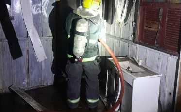 Incêndio em casa de madeira mobiliza bombeiros em Turvo