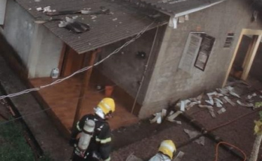 Telhado de casa fica parcialmente destruído após incêndio em Criciúma
