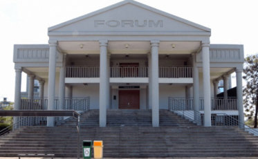 Júri condena homem por matar ex-companheira com 30 facadas