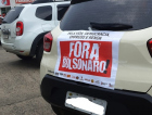 Centenas de pessoas saem em carreata contra Bolsonaro
