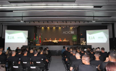 Alunos recebem diploma da EJA e ensino profissionalizante