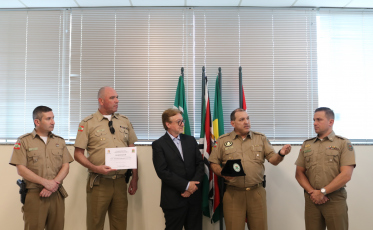 Acic recebe homenagem do comando da Polícia Militar