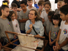 Alunos se encantam com a técnica de tecelagem da artista Elke Hülse