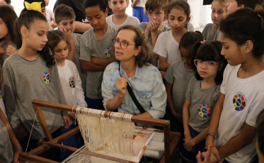 Alunos se encantam com a técnica de tecelagem da artista Elke Hülse