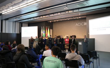 Alunos do Projeto Clube do Jovem Empreendedor conhecem a Acic