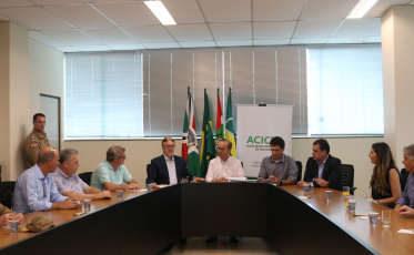 Acic entrega demandas da classe empresarial ao governador Jorginho Mello