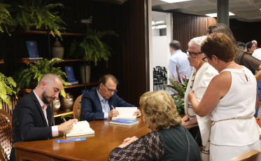Com auditório lotado, livro que narra a trajetória do médico Domingos Simon é lançado