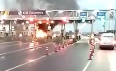 Araranguá: veículo pega fogo em pedágio da BR-101 (VÍDEO)