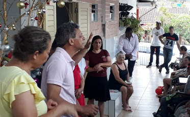 ONG Movidos Pelo Amor Realiza entrega de presentes na Casa de Repouso Cantinho do idoso