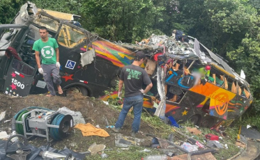 Acidente com ônibus na BR-376 em Guaratuba deixa 21 mortos e 33 feridos