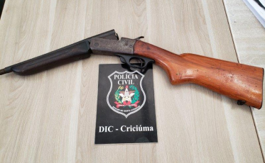 Espingarda é apreendida com jovem de 22 anos