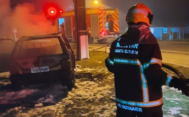 Motorista colide contra poste e carro pega fogo 