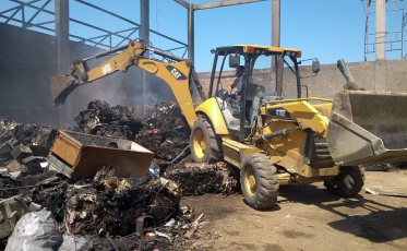 Ferro velho pega fogo em Capivari de Baixo