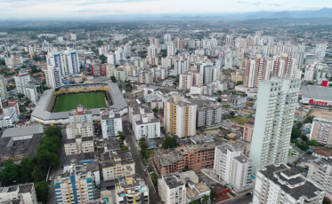 Eleitores de Criciúma preferem político de direita e centro, aponta pesquisa