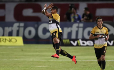 Criciúma vence fora e volta a encostar no G4