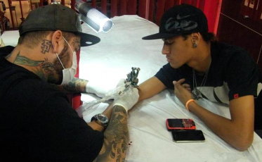 Adão Rosa: O tatuador das estrelas